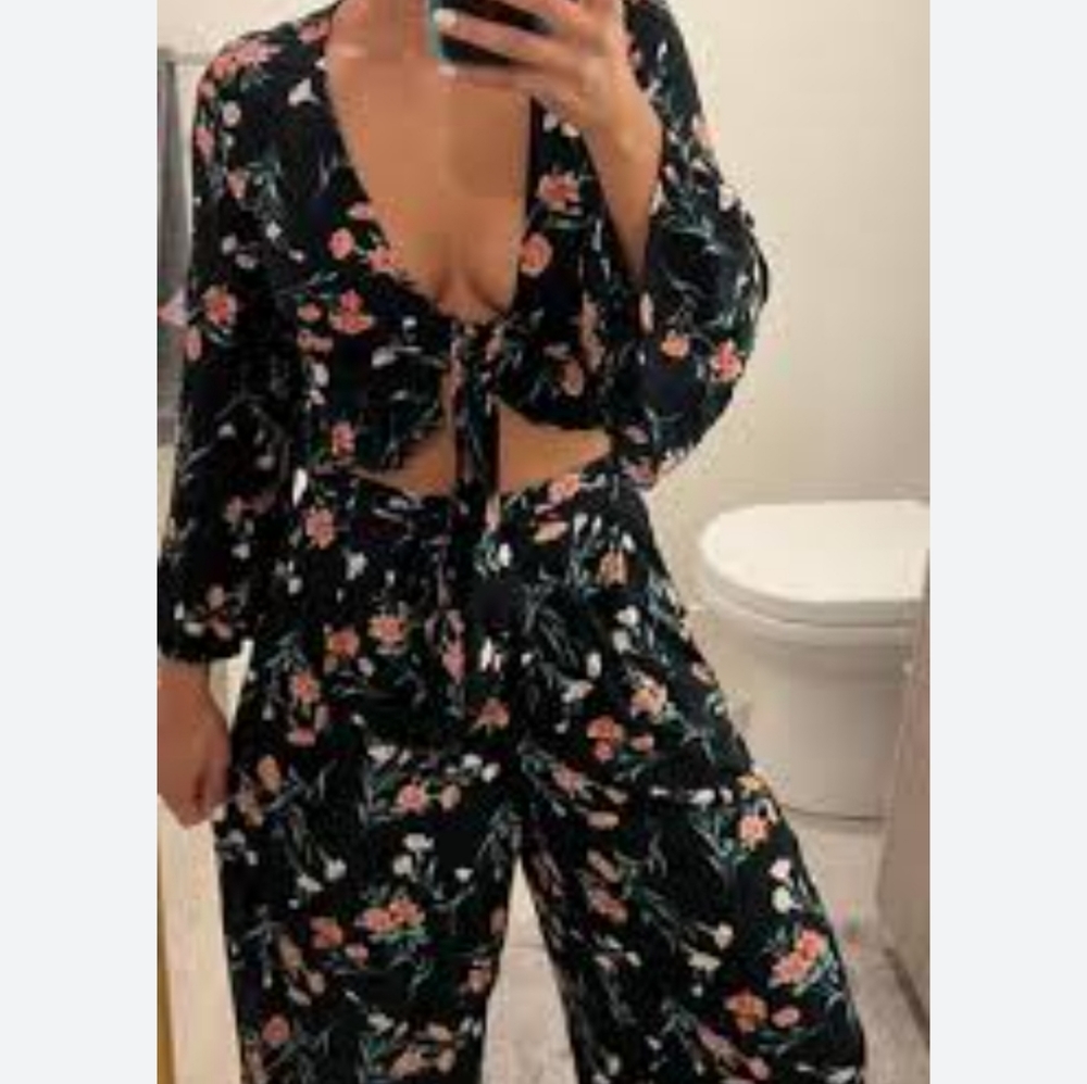 American Eagle Floral tie-up top - Picture 2 of 8